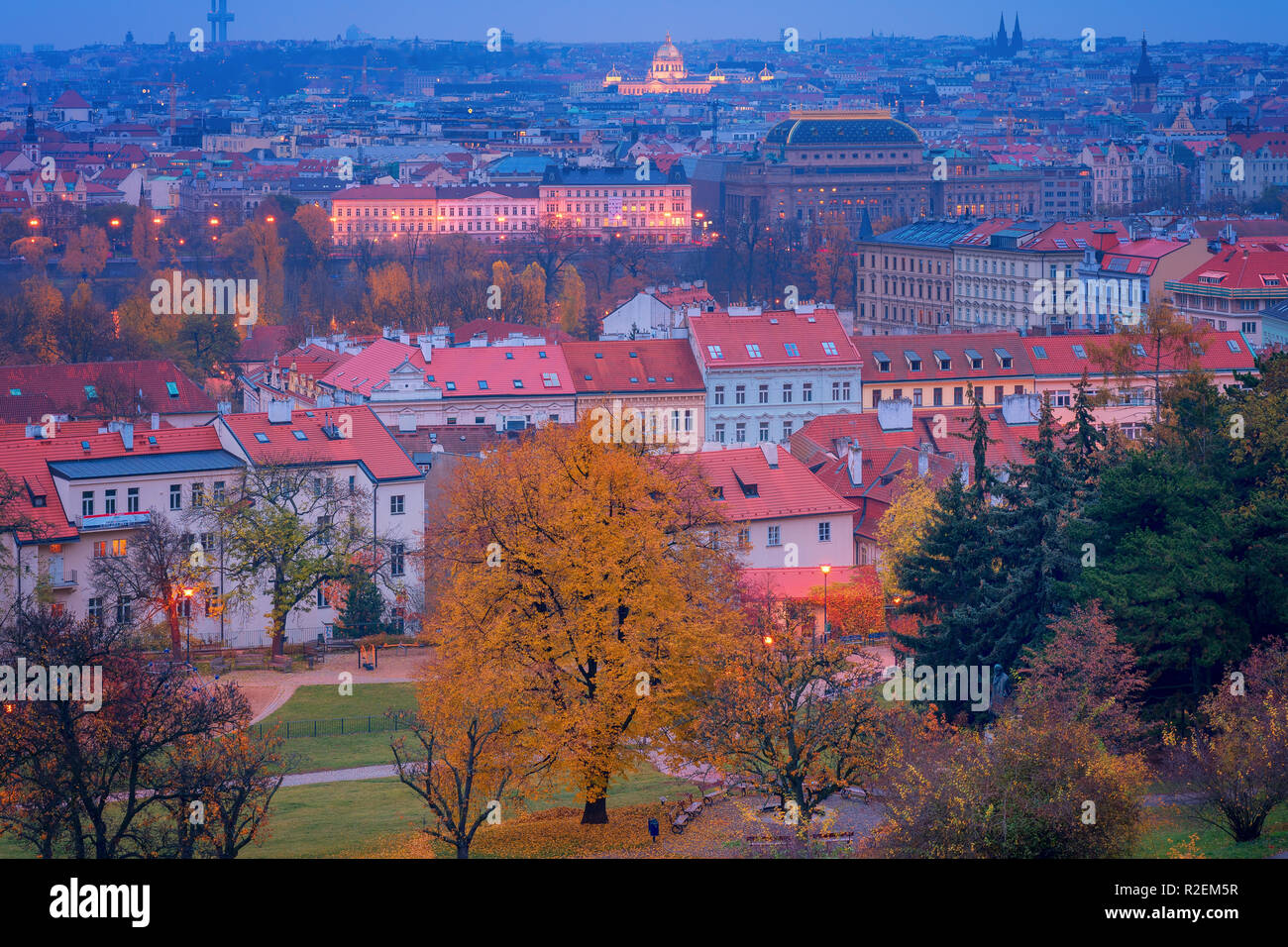 Schöne Aussicht über Prag historische Grenzsteine im Herbst (Fall) mit gelben und orangen Blätter, Tschechische Republik, Europa Stockfoto