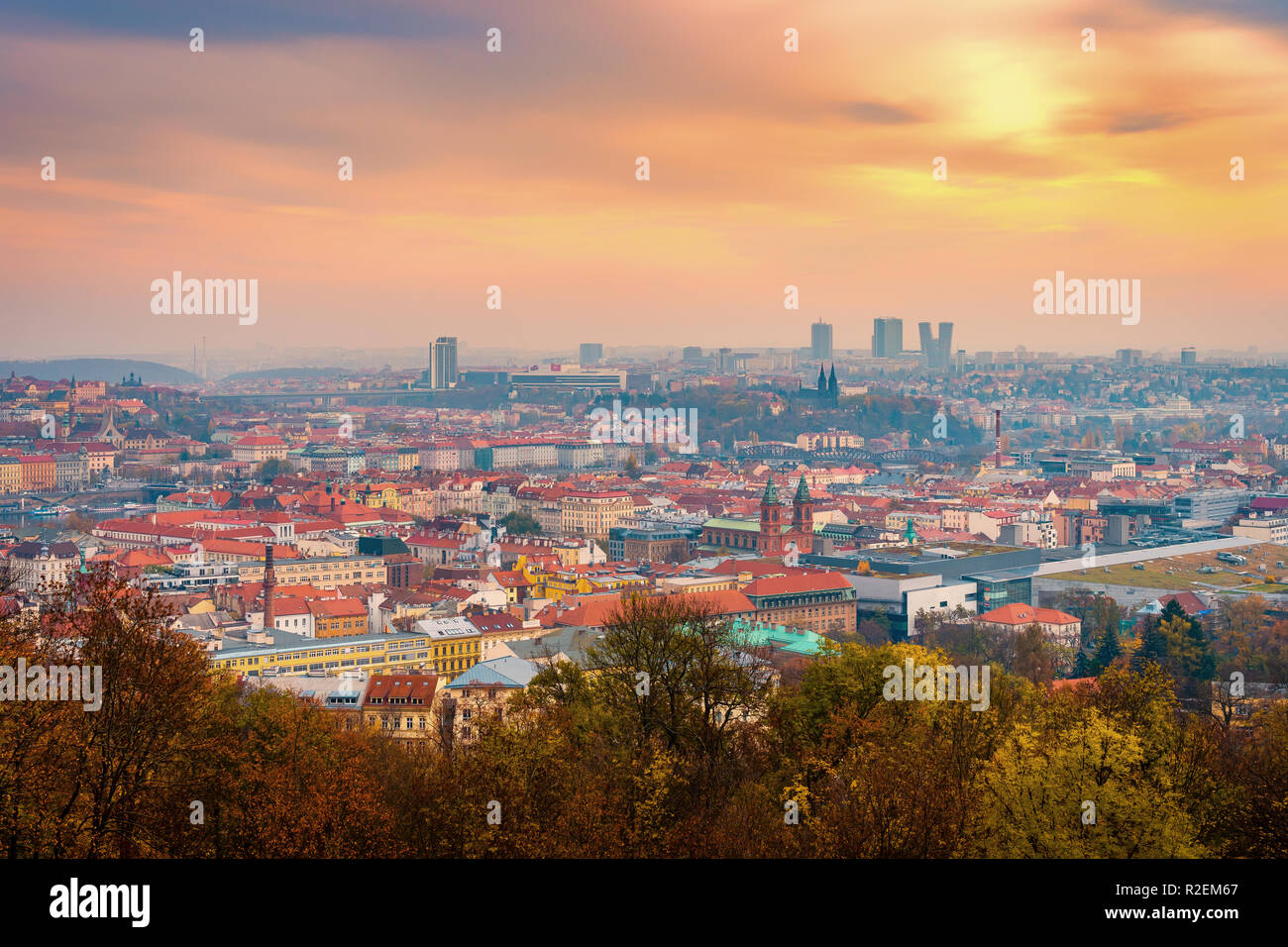 Schöne Aussicht über Prag historische Grenzsteine im Herbst (Fall) mit gelben und orangen Blätter, Tschechische Republik, Europa Stockfoto