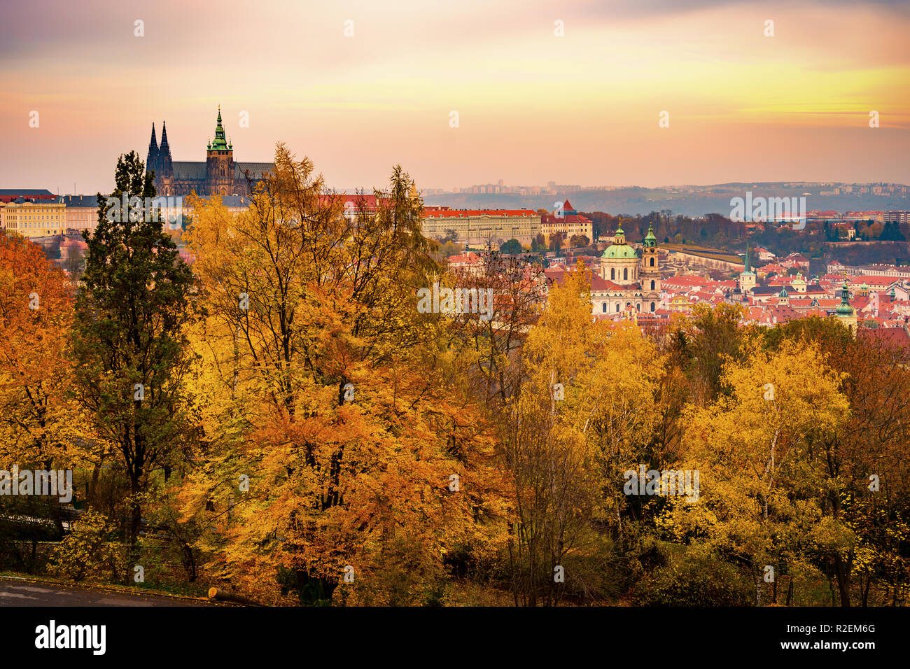 Schöne Aussicht über Prag historische Grenzsteine im Herbst (Fall) mit gelben und orangen Blätter, Tschechische Republik, Europa Stockfoto