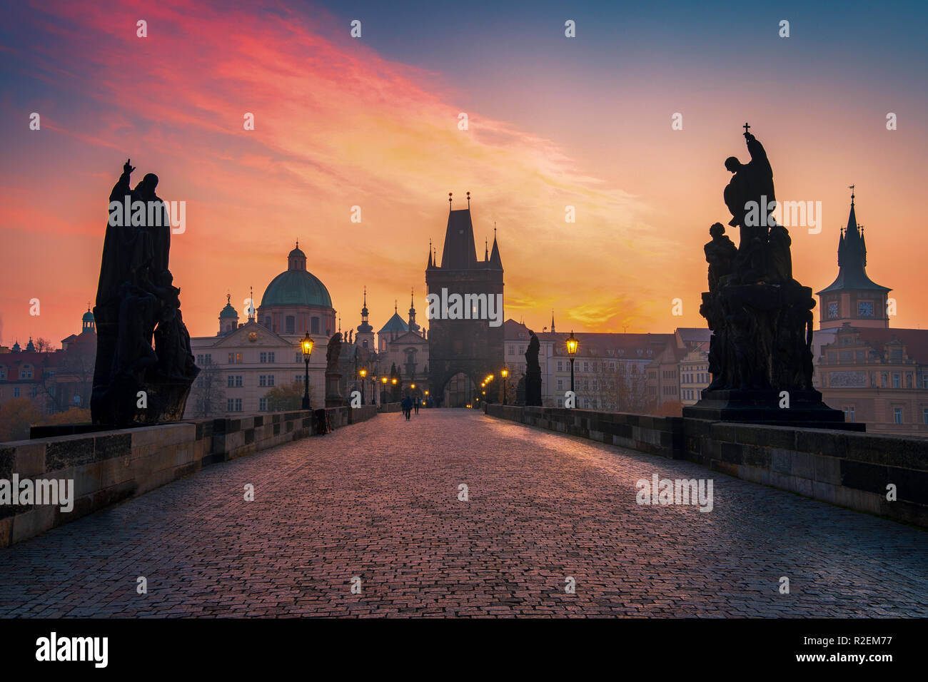 Die Karlsbrücke Blick bei Sonnenaufgang, Prag, Tschechische Republik, Europa Stockfoto