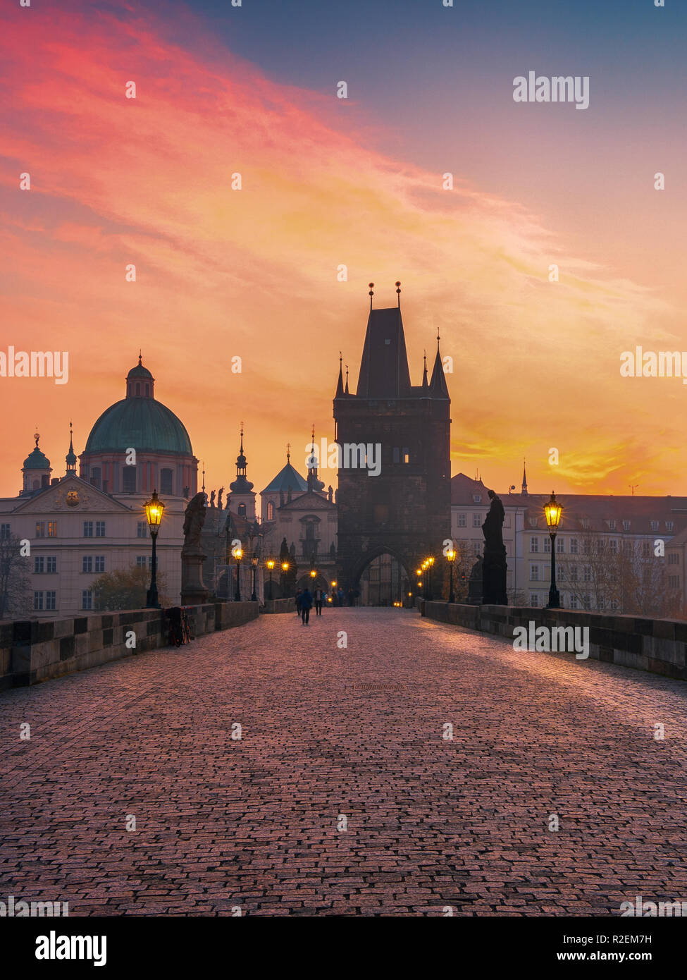 Die Karlsbrücke Blick bei Sonnenaufgang, Prag, Tschechische Republik, Europa Stockfoto
