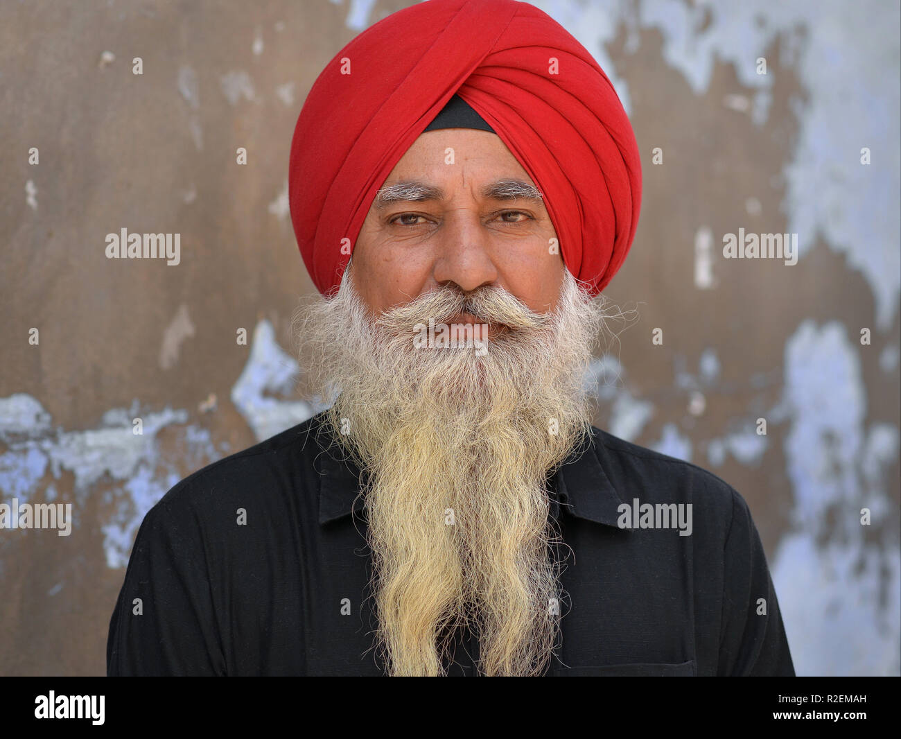 Alten indischen Sikh Mann mit roten Turban der Sikhs (Dastar) und langen Bart. Stockfoto