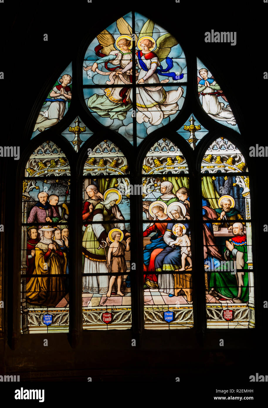 Mittelalterliche Buntglasfenster in der Kirche von Paris Stockfoto