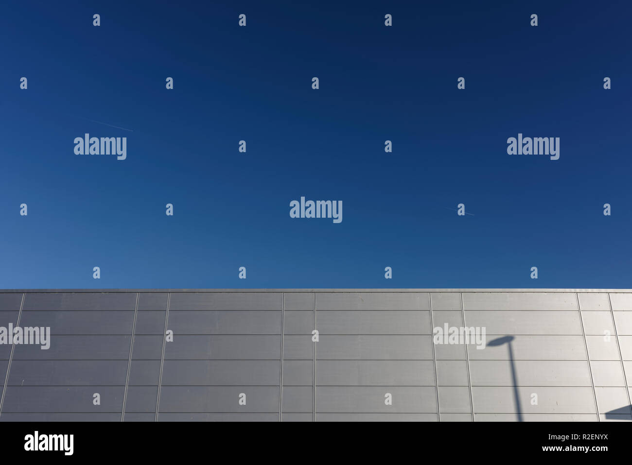 Sonnenlicht, das vom Gebäude reflektiert wird, mit Aluminium-Regenschirm-Verkleidung und ohne Fenster, klarer blauer Himmel in cleveleys an der fylde-Küste in lancashire uk Stockfoto