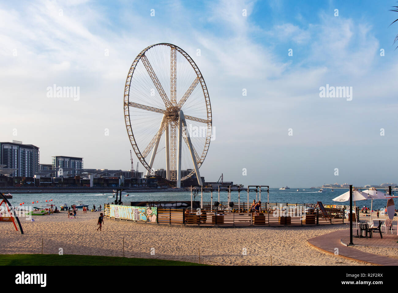 Dubai, Vereinigte Arabische Emirate - November 16, 2018: Ain Dubai Riesenrad und Bluewaters Insel Blick von der JBR Strand zu einem neu eröffneten Freizeit- und tr Stockfoto