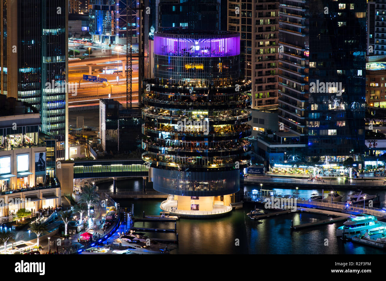 Dubai, Vereinigte Arabische Emirate - November 16, 2018: Pier 7 eine hochwertige Kette von Restaurants an der Dubai Marina Nacht Blick auf berühmte Reiseziel in Du Stockfoto