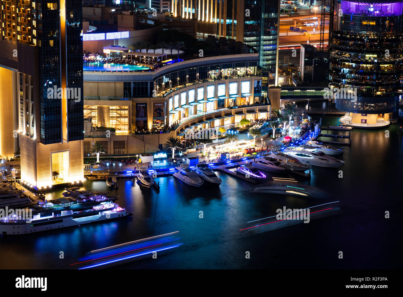 Dubai, Vereinigte Arabische Emirate - November 16, 2018: Dubai Marina Mall Nacht Blick auf moderne Architektur und Luxus der berühmten Reisen destina Stockfoto