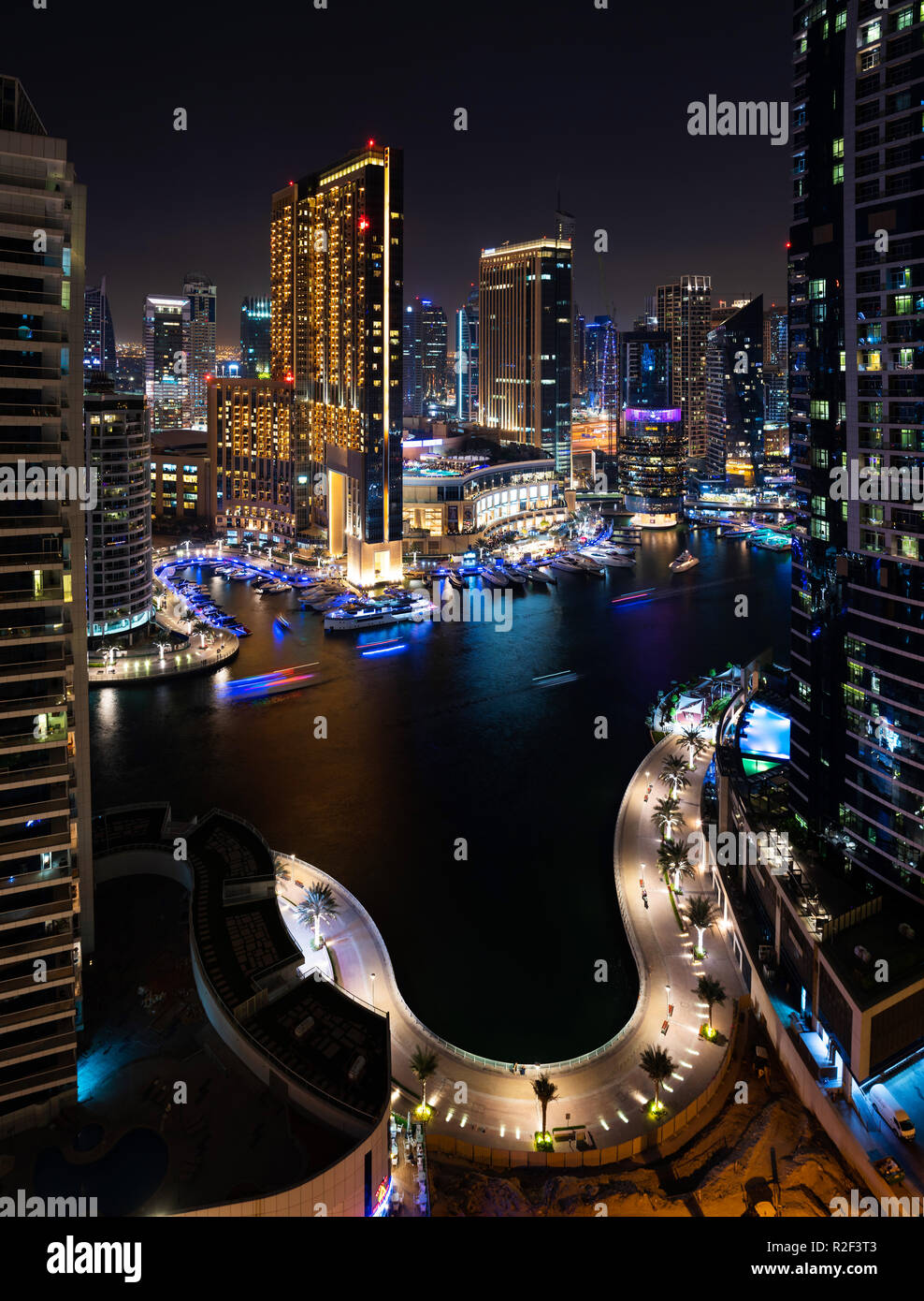 Dubai, Vereinigte Arabische Emirate - November 16, 2018: Dubai Marina Nacht Blick auf moderne Architektur und Luxus der berühmten Reiseziel Stockfoto