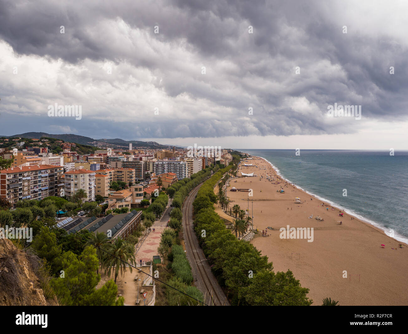 Panorama der Ferienort Calella vor einem Gewitter. Stockfoto