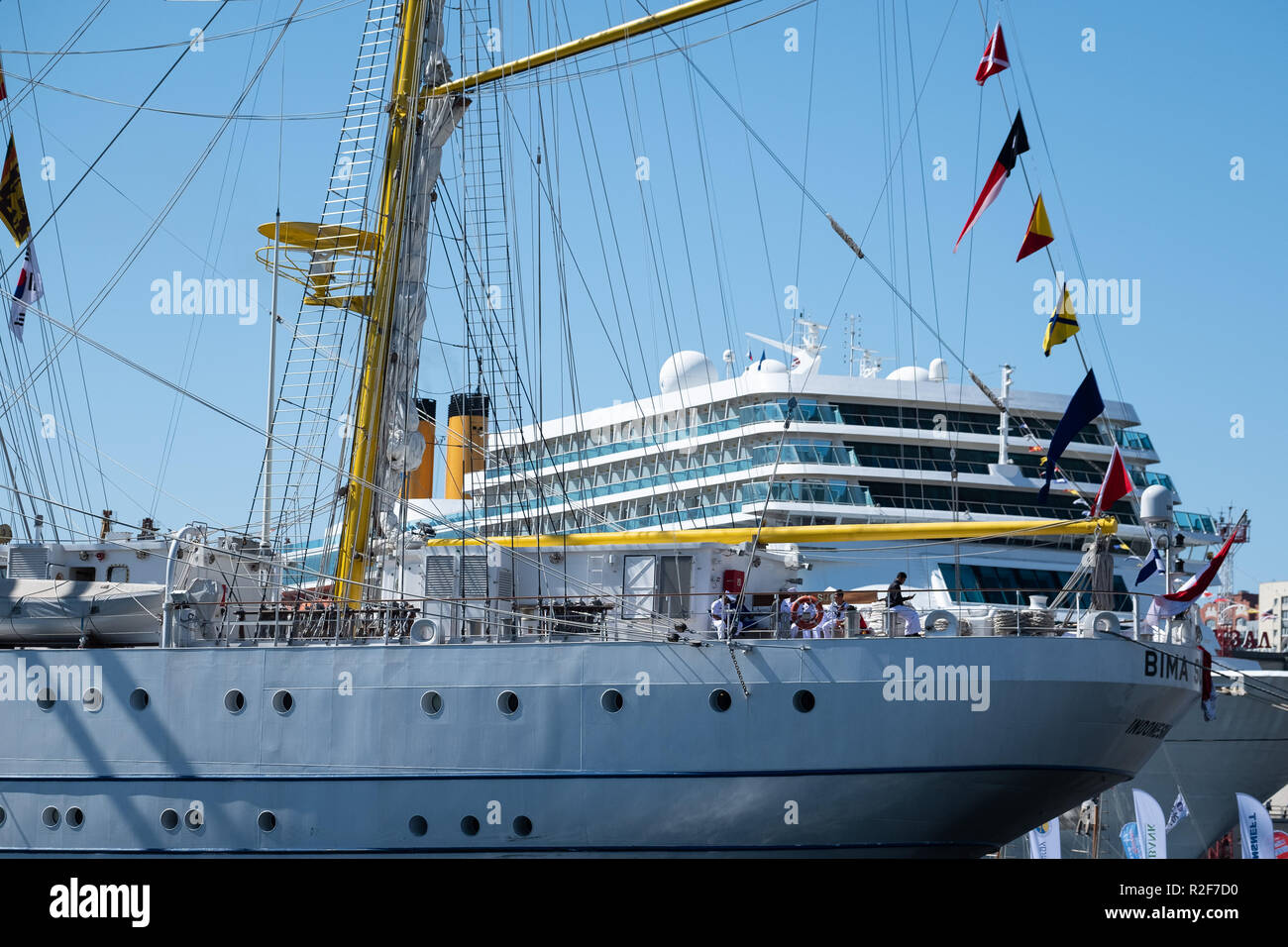 Wladiwostok, Russland - 9. September 2018: Ocean Liner Costa Romantica und Segelschiff Bima Suci im Hafen von Wladiwostok. Aussicht an Bord des Schiffes. Stockfoto