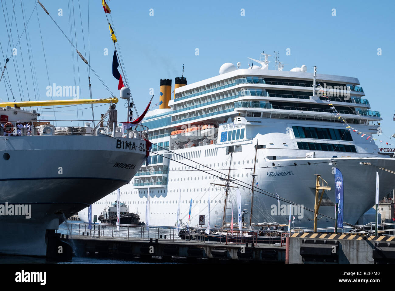 Wladiwostok, Russland - 9. September 2018: Ocean Liner Costa Romantica und Segelschiff Bima Suci im Hafen von Wladiwostok. Stockfoto