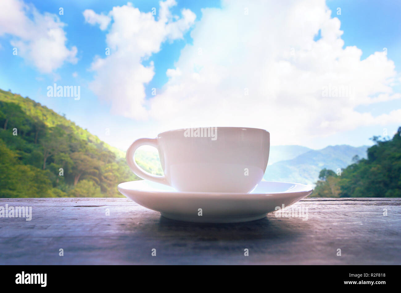 Weiß Kaffeetasse mit Querformat Berge und blauer Himmel Stockfoto