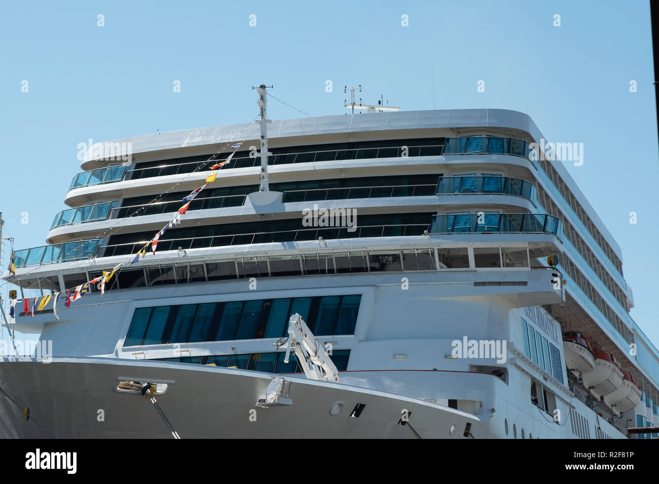 Wladiwostok, Russland - 9. September 2018: Ocean Liner Costa Romantica im Hafen von Wladiwostok. Aussicht an Bord des Schiffes. Stockfoto