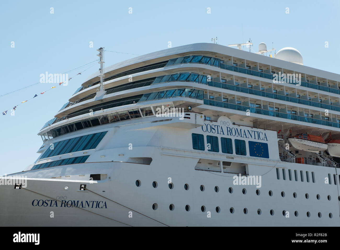 Wladiwostok, Russland - 9. September 2018: Ocean Liner Costa Romantica im Hafen von Wladiwostok. Aussicht an Bord des Schiffes. Stockfoto