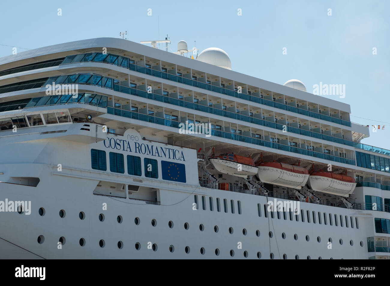 Wladiwostok, Russland - 9. September 2018: Ocean Liner Costa Romantica im Hafen von Wladiwostok. Aussicht an Bord des Schiffes. Stockfoto