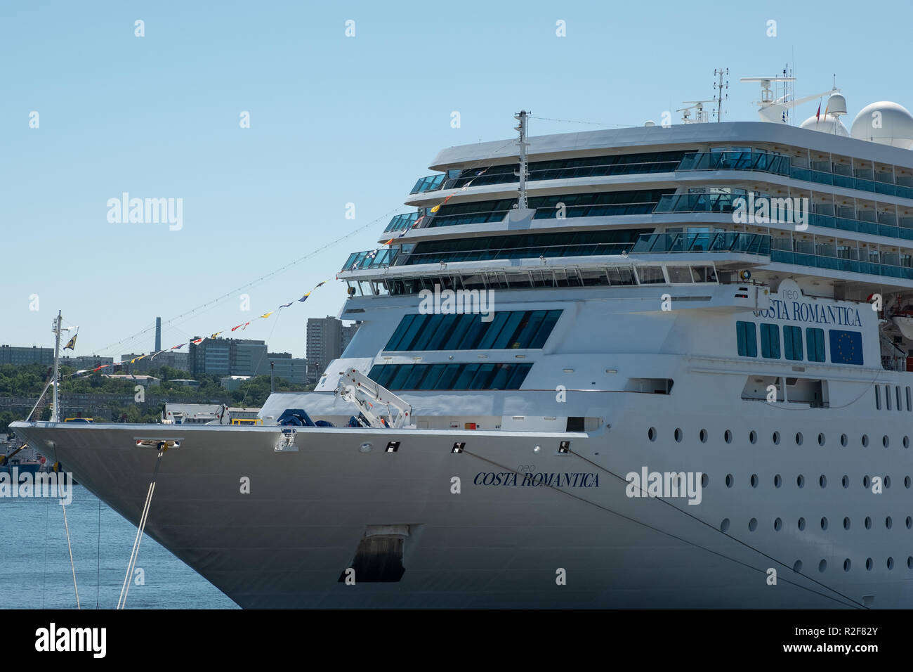 Wladiwostok, Russland - 9. September 2018: Ocean Liner Costa Romantica im Hafen von Wladiwostok. Aussicht an Bord des Schiffes. Stockfoto