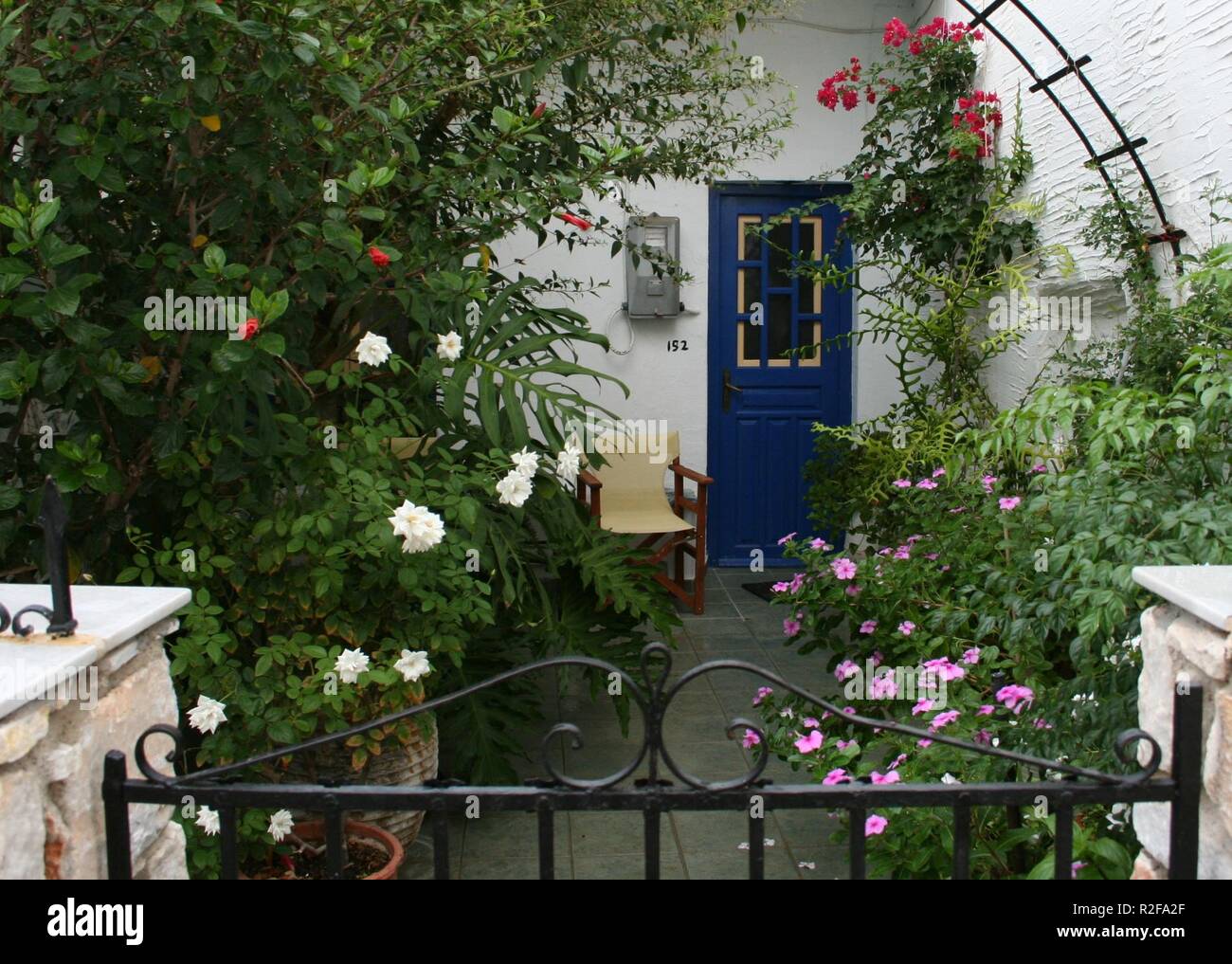 Vorgarten in lefkes Stockfoto