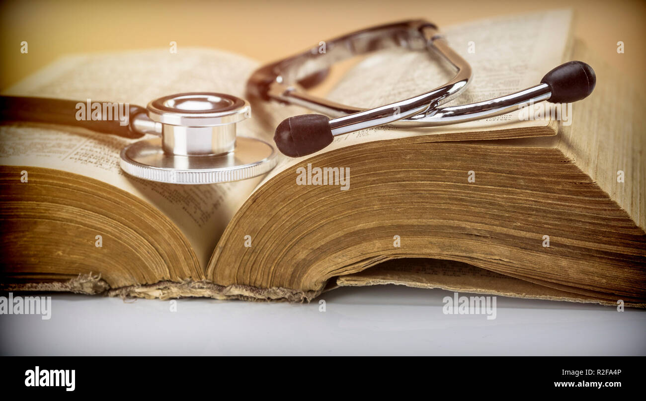 Stethoskop auf ein altes Buch von Medizin, konzeptionelle Bild Stockfoto