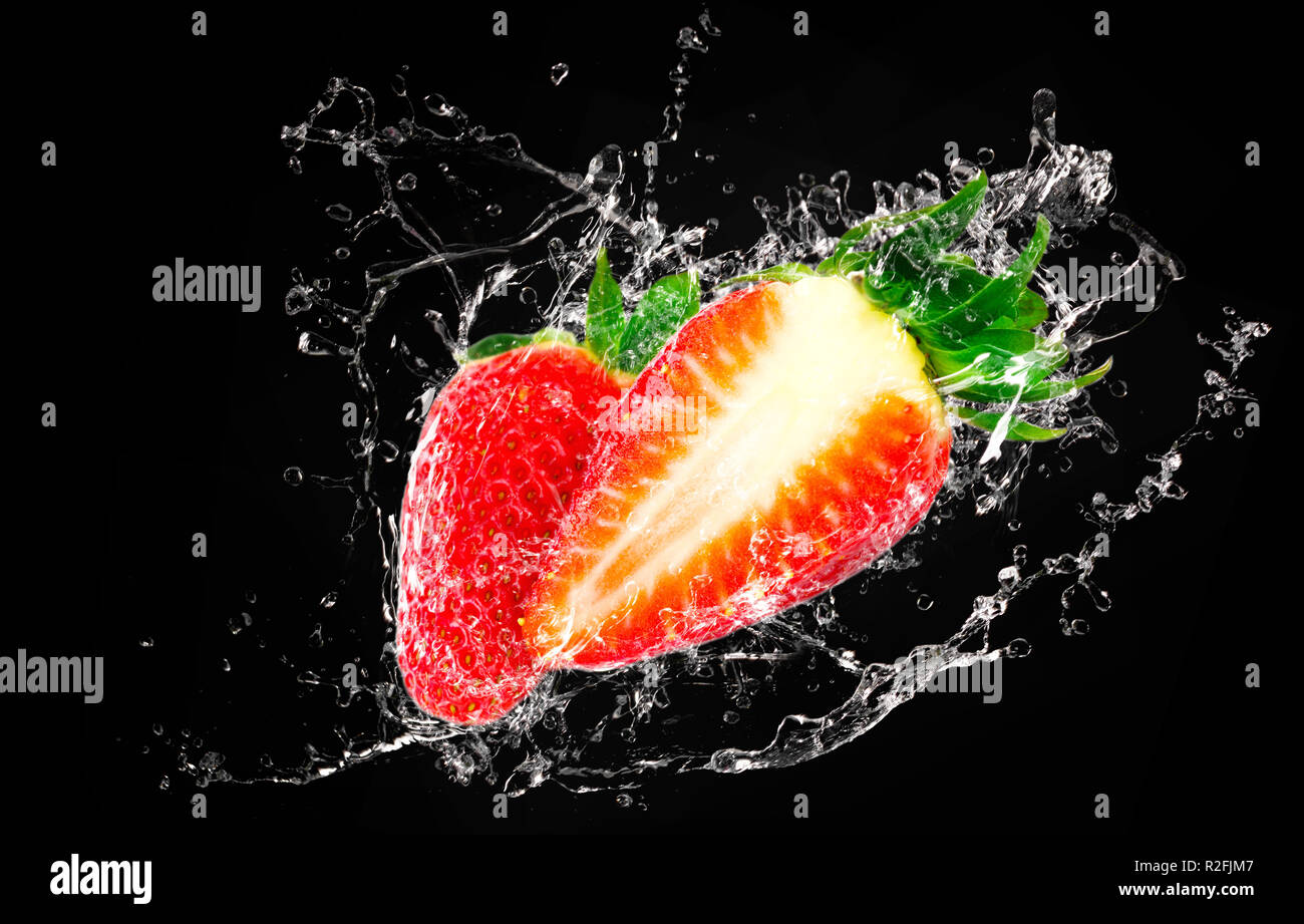 Frische Erdbeeren in Wasser, Spritzwasser Stockfoto