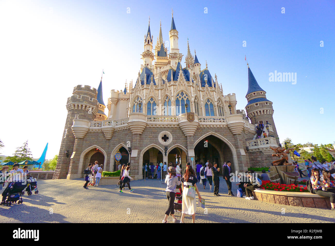 Schöne Cinderella Castle, das Symbol von Tokyo Disneyland in Tokio Disney Resort in Urayasu, Präfektur Chiba, Tokio, Japan Stockfoto