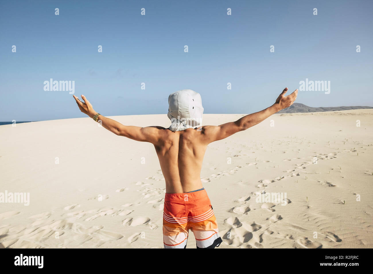 Glück und Ferienhäuser Sommerurlaub Konzept an der infinte Strand mit Dünen von Sand überall schauen Sie sich um. Junge Junge, in der Freiheit in den sonnigen Tag und Natur Ort Stockfoto