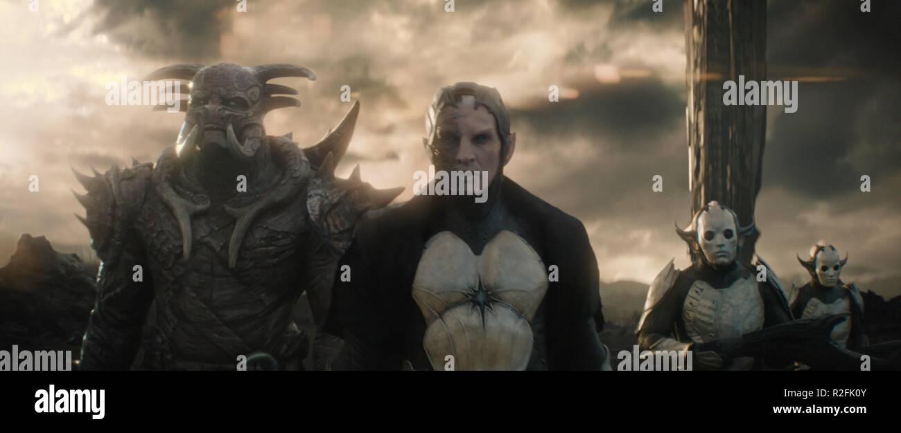 Thor: Die dunkle Welt Jahr: 2013 USA Regie: Alan Taylor Adewale Akinnuoye-Agbaje, Christopher Eccleston Stockfoto