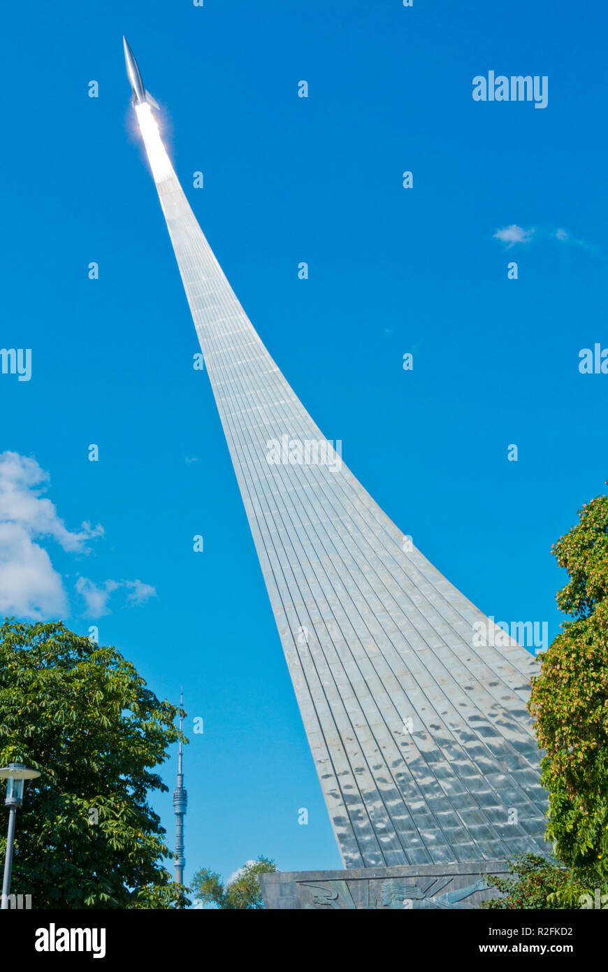 Raum Eroberer Denkmal, mit Fernsehturm Ostankino im Hintergrund, Ostankinsky District, Moskau, Russland Stockfoto