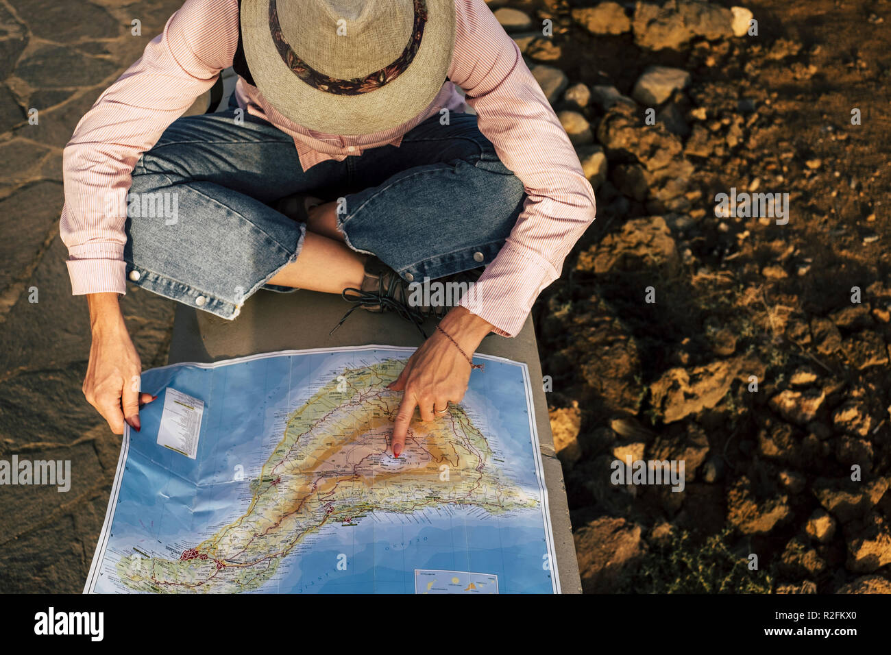 Oben Luftbild von Nizza Abenteurer Frau Suchen auf der Karte für Ihre nächste Haltestelle und Bestimmungsort loceation. Tourismus und alternative Art zu Reisen und die Welt entdecken. Fernweh und glücklich Lifestyle Konzept für milennial Menschen Stockfoto