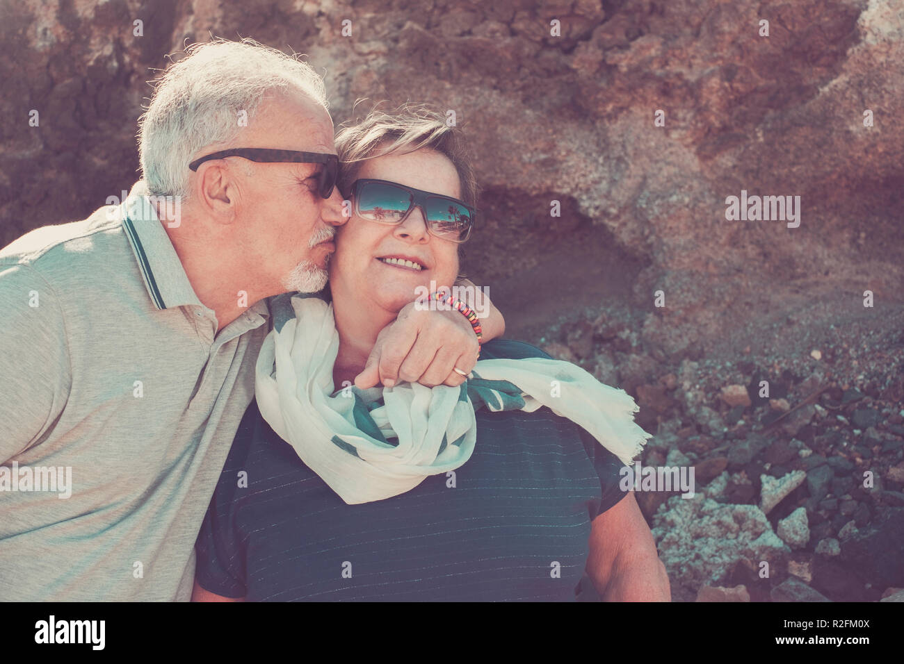 Gerne ältere Paare im Urlaub in Teneriffa mit weißem Haar und Sonnenbrille, lächeln und sich gegenseitig auf die Wange küssen Stockfoto Gerne ältere Paare im Urlaub in Teneriffa mit weißem Haar und Sonnenbrille, lächeln und sich gegenseitig auf die Wange küssen Stockfoto