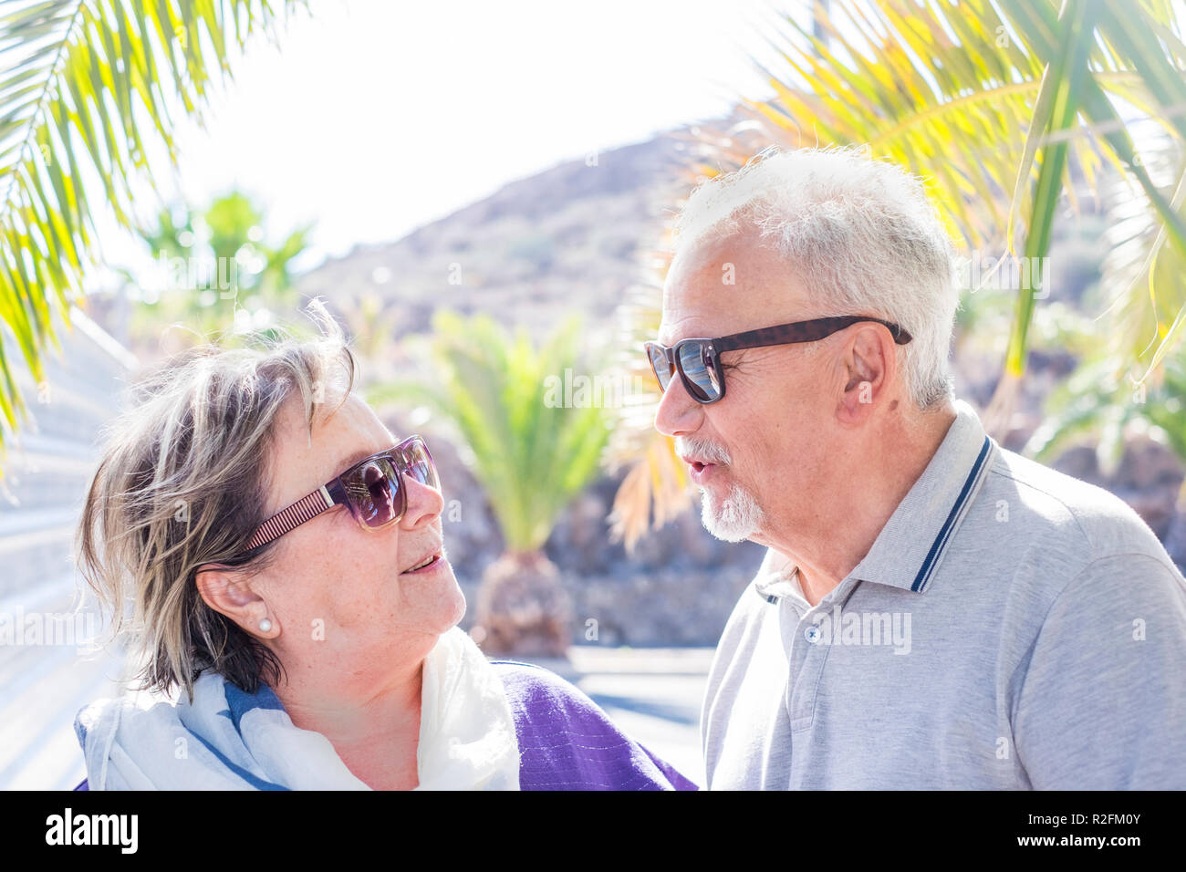Schönes glückliches Paar Erwachsene senior Aufenthalt unter der Sonne mit Umarmung und täglich schönes Leben togetner. Sonnenbrille und Ferienhäuser Konzept sprechen untereinander mit Glück Stockfoto Schönes glückliches Paar Erwachsene senior Aufenthalt unter der Sonne mit Umarmung und täglich schönes Leben togetner. Sonnenbrille und Ferienhäuser Konzept sprechen untereinander mit Glück Stockfoto