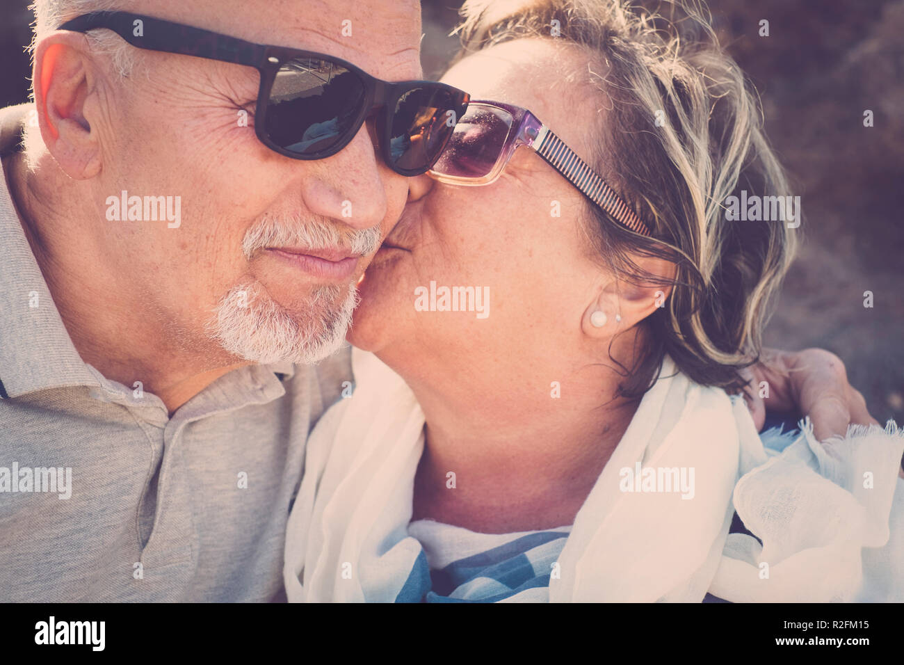 Schön liebe Momente für Zwei ältere Frau und Mann küssen mit Emotion. Close up-Szene des Lebens für immer zu leben. Lächeln und die Zeit genießen. Stockfoto
