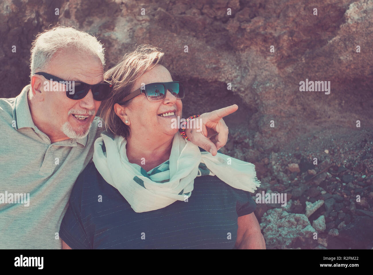Für immer zusammen für im Alter Mann und Frau kaukasischen Aufenthalt unter der Sonne der Ort um. Felsen Hintergrund für Ferienhäuser Konzept Stockfoto Für immer zusammen für im Alter Mann und Frau kaukasischen Aufenthalt unter der Sonne der Ort um. Felsen Hintergrund für Ferienhäuser Konzept Stockfoto