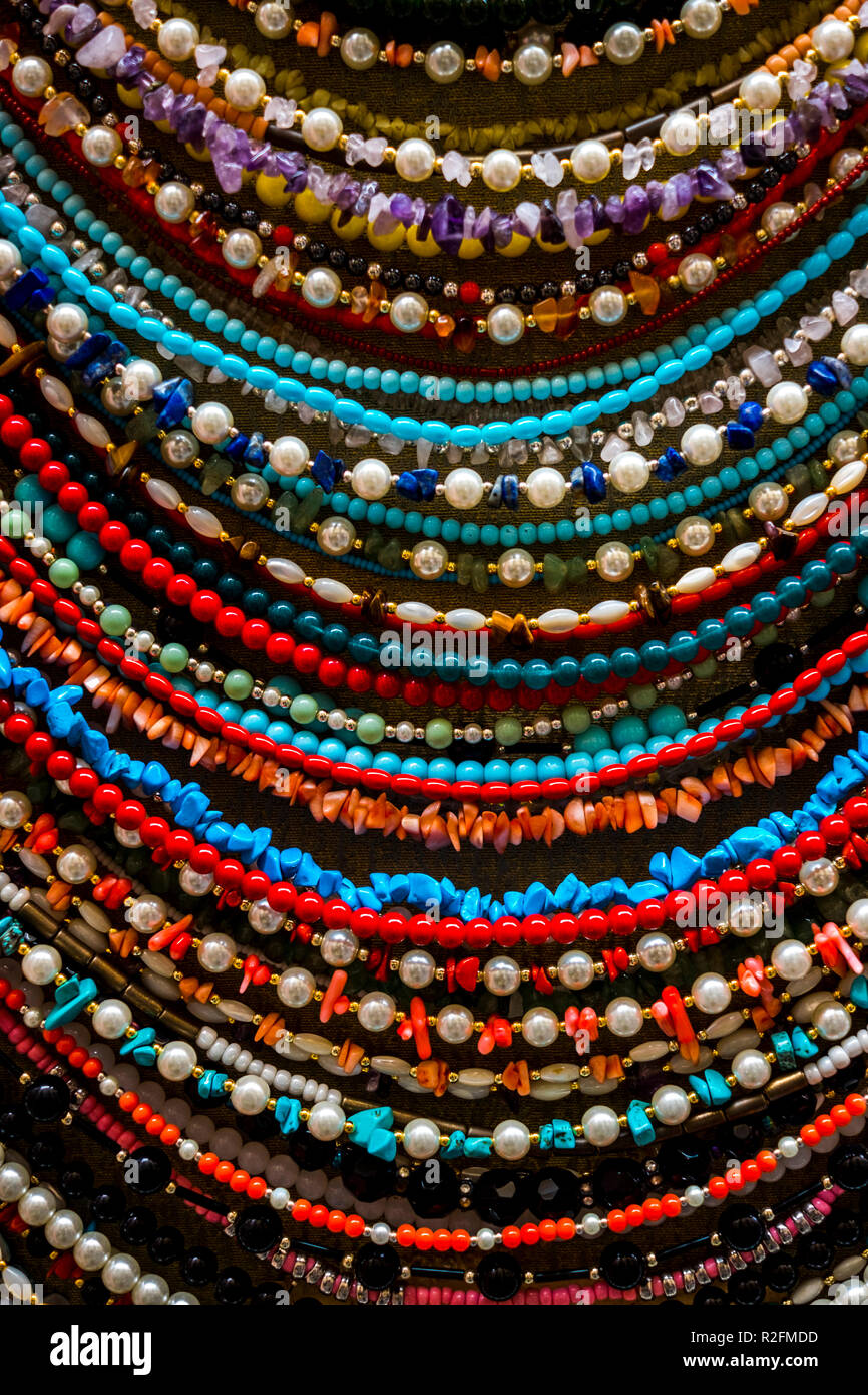 Halsketten Schmuck Zubehör Symbole auf Verkauf in einem Shop. Halskette gold Kette Edelsteine Perlmutt Anhänger hand maded. Mix von Materialien und Farben für die Arbeit ausgesetzt Stockfoto