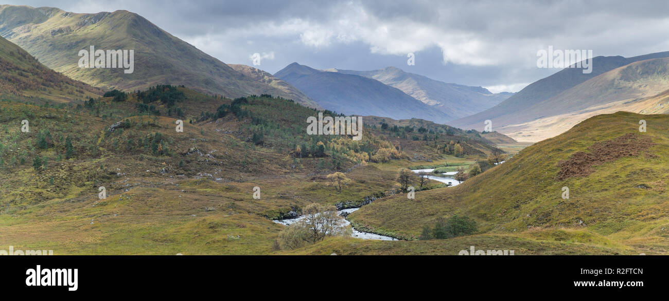 Fluss Affric am westlichen Ende des Loch Affric Glen Affric, Highlands, Schottland. Stockfoto