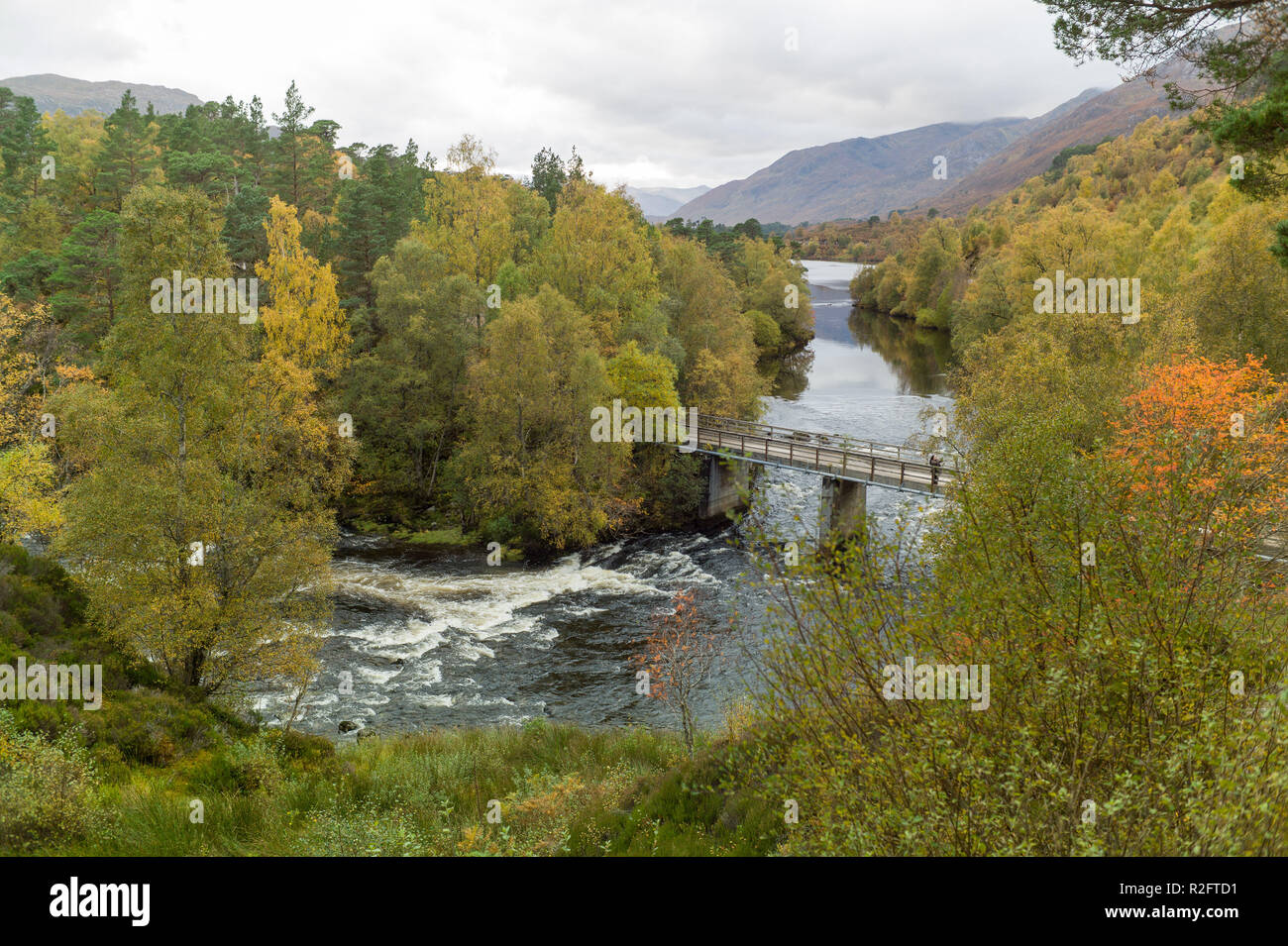 Der Fluss affric zwischen Loch Affric, Loch Beinn a Mheadhain, Glen Affric, Highlands, Schottland. Stockfoto