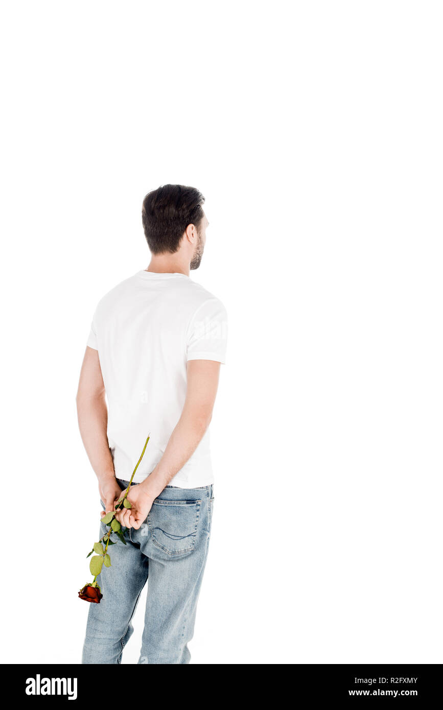 Rückansicht der Mann im weißen T-Shirts mit rote Rose hinter dem Rücken isoliert auf weißem Stockfoto