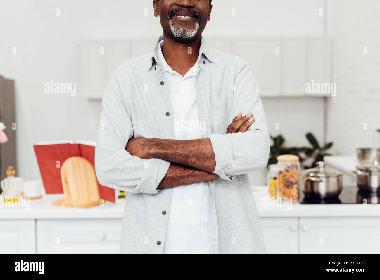 Ansicht der afrikanischen amerikanischen Mann mit Armen stehend an Küche gekreuzt 7/8 Stockfoto