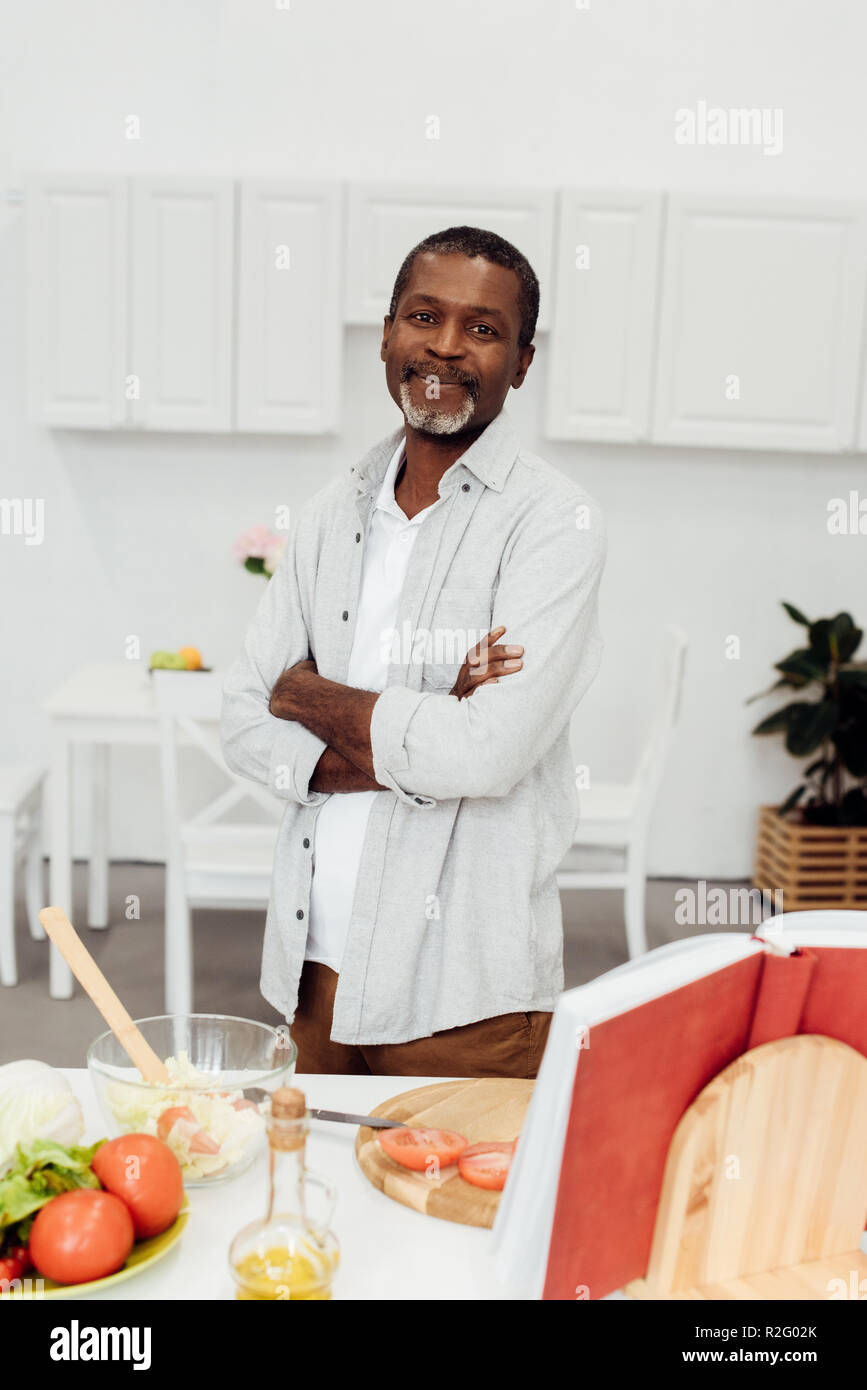 Afrikanische amerikanische Mann mit gekreuzten Armen Küche Stockfoto
