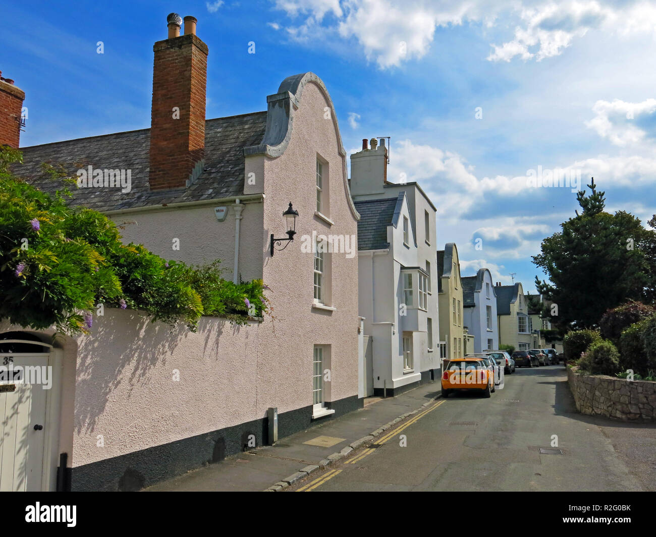 Viele der bunten Häuser in der Strand sind die charakteristischen abgerundeten 'Dutch Gables" in Bath, Devon, England, Großbritannien Stockfoto