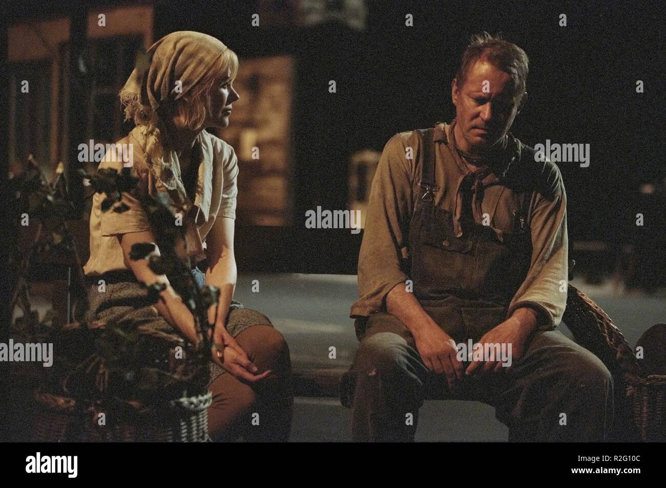 Dogville Jahr: 2003 Dänemark Regie: Lars von Trier Nicole Kidman, Stellan Skarsgård Stockfoto