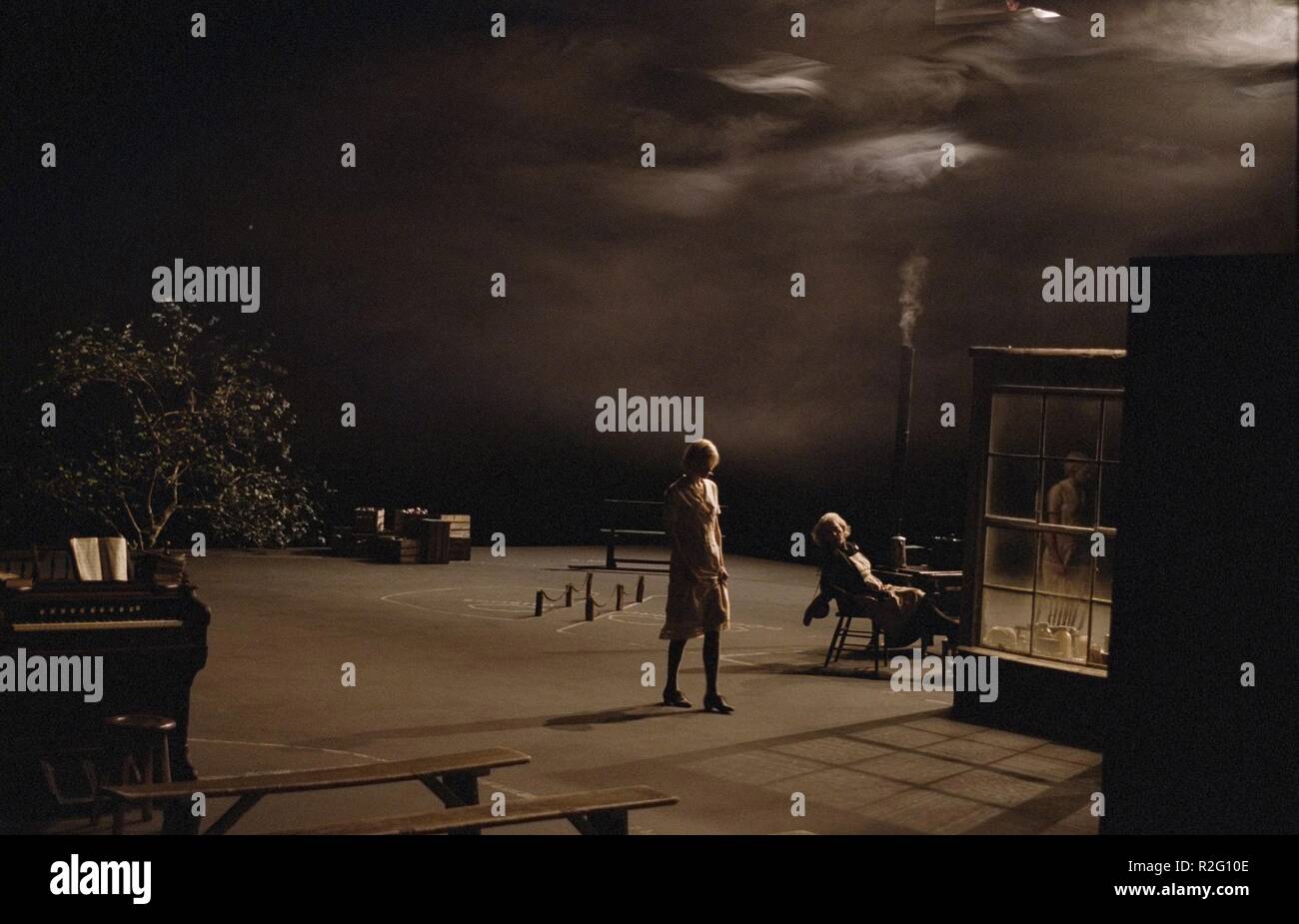 Dogville Jahr: 2003 Dänemark Regie: Lars von Trier Nicole Kidman, Lauren Bacall Stockfoto