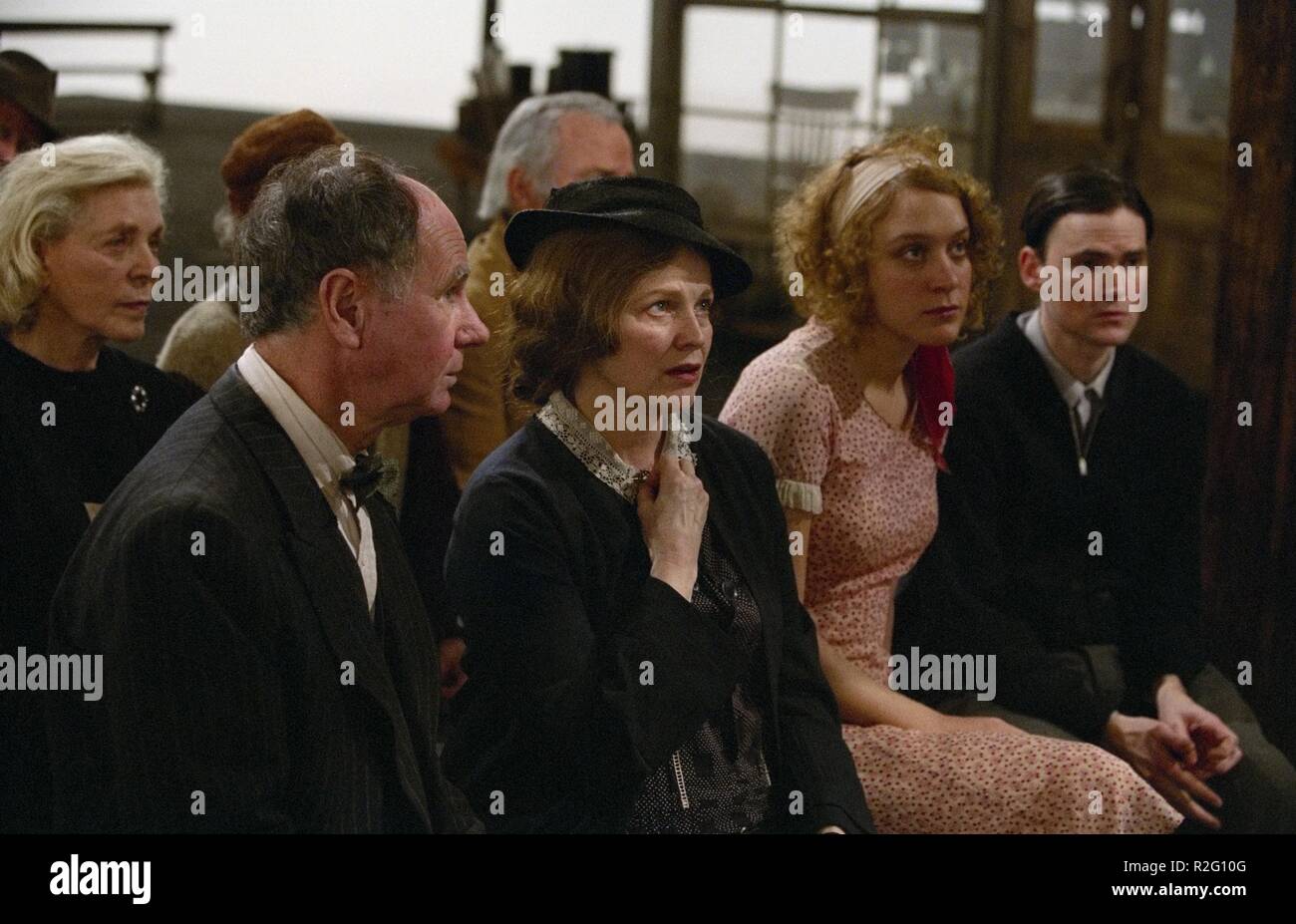 Dogville Jahr: 2003 Dänemark Regie: Lars von Trier Lauren Bacall, Bill Raymond, Blair Brown, Chloë Sevigny, Jeremy Davies Stockfoto
