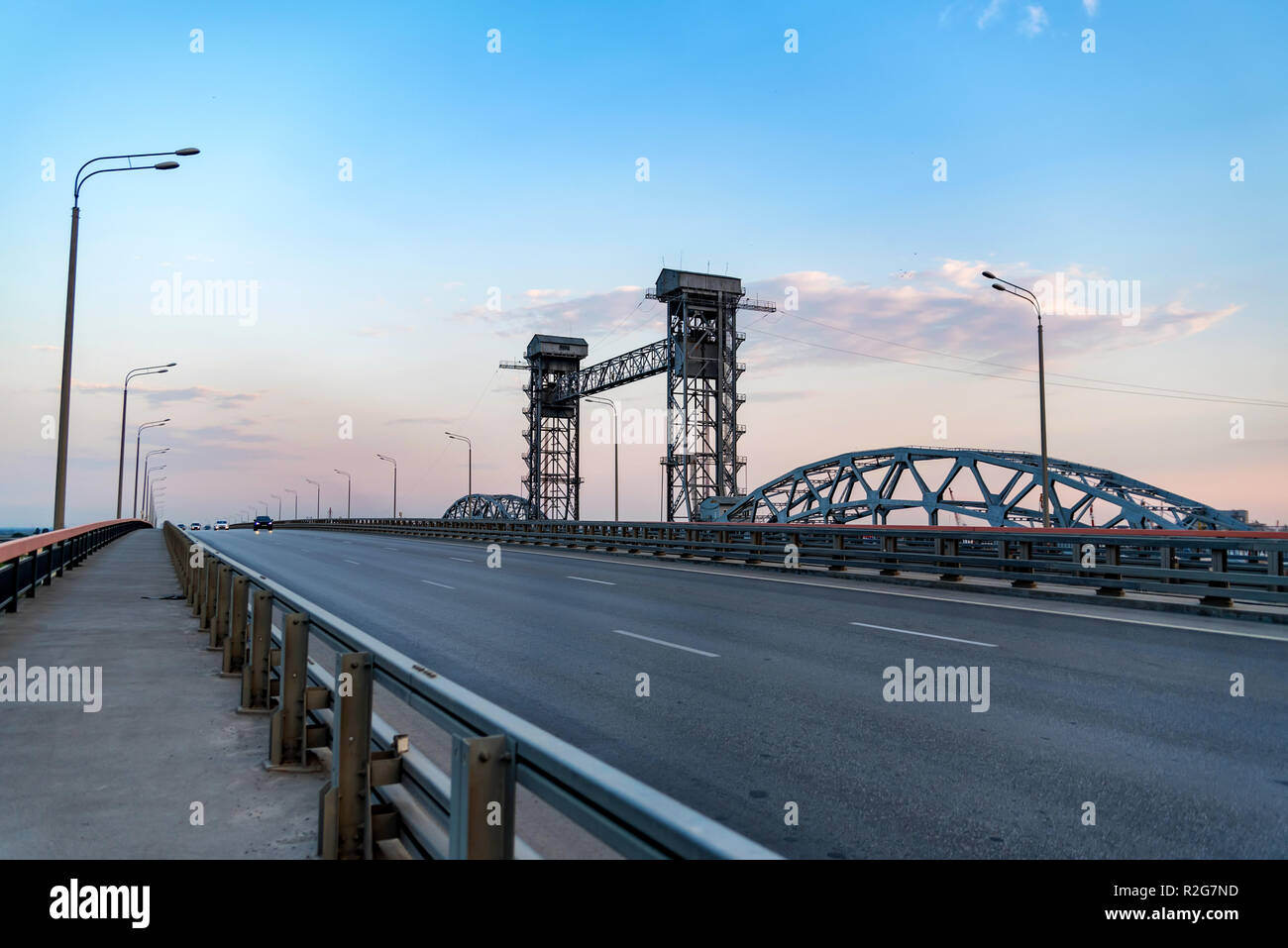 Blick auf moderne Beton Brücke über den Fluss Stockfoto