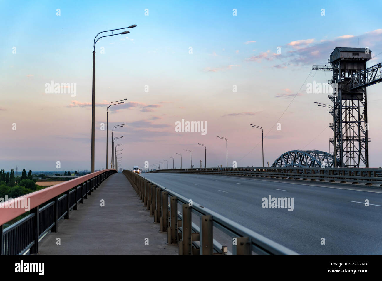 Blick auf moderne Beton Brücke über den Fluss Stockfoto