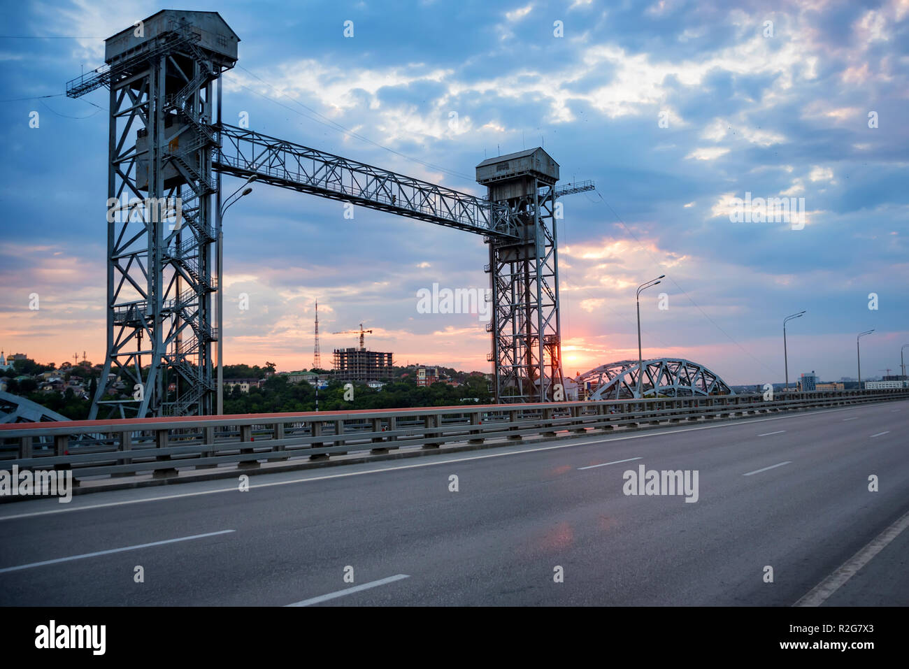 Blick auf moderne Beton Brücke über den Fluss bei Sonnenuntergang Stockfoto Blick auf moderne Beton Brücke über den Fluss bei Sonnenuntergang Stockfoto