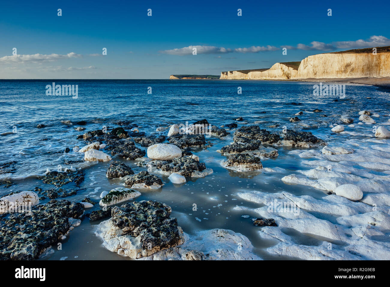 Blick auf die Klippen von Birling Gap auf Sieben Schwestern Nationalpark im Vereinigten Königreich an einem sonnigen Tag mit klarem blauen Himmel Stockfoto