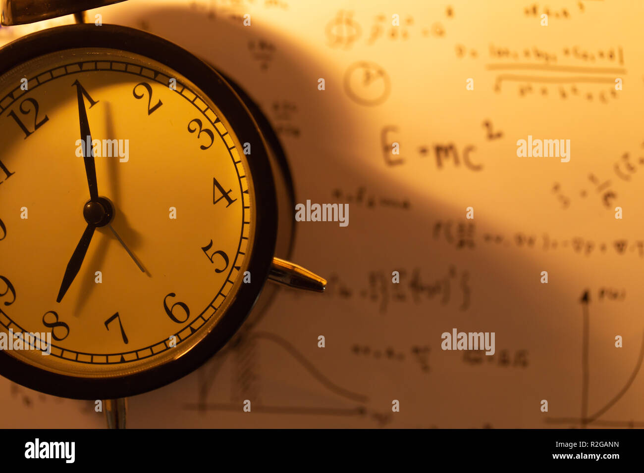 Mal Uhr mit mathematischen Gleichungen Hintergrund vintage Farbton. Stockfoto