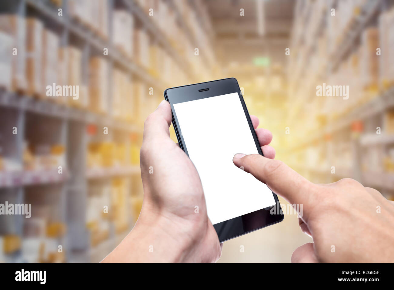 Hand mit Warehouse Inventory Management technologie Konzept Hintergrund smartphone. Stockfoto