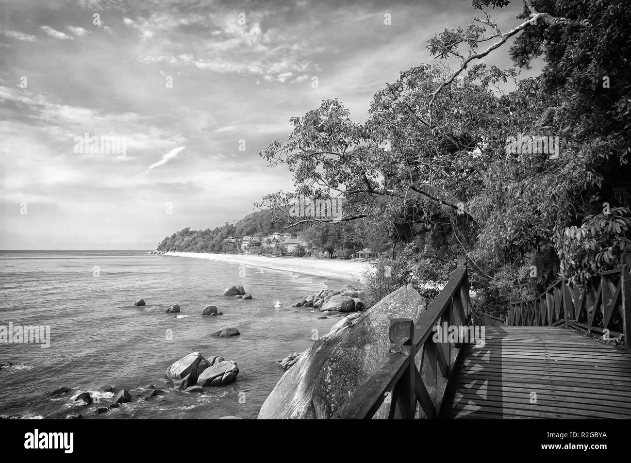 Atemberaubende Natur von Kuantan. Beste Kuantan Badeorte berühmt für unberührte Natur. Küste mit Tropic Natur pflanzen Sandstrände. Brücke oder hölzernen Pier auf See Lagune mit Felsen und Wellen. Stockfoto