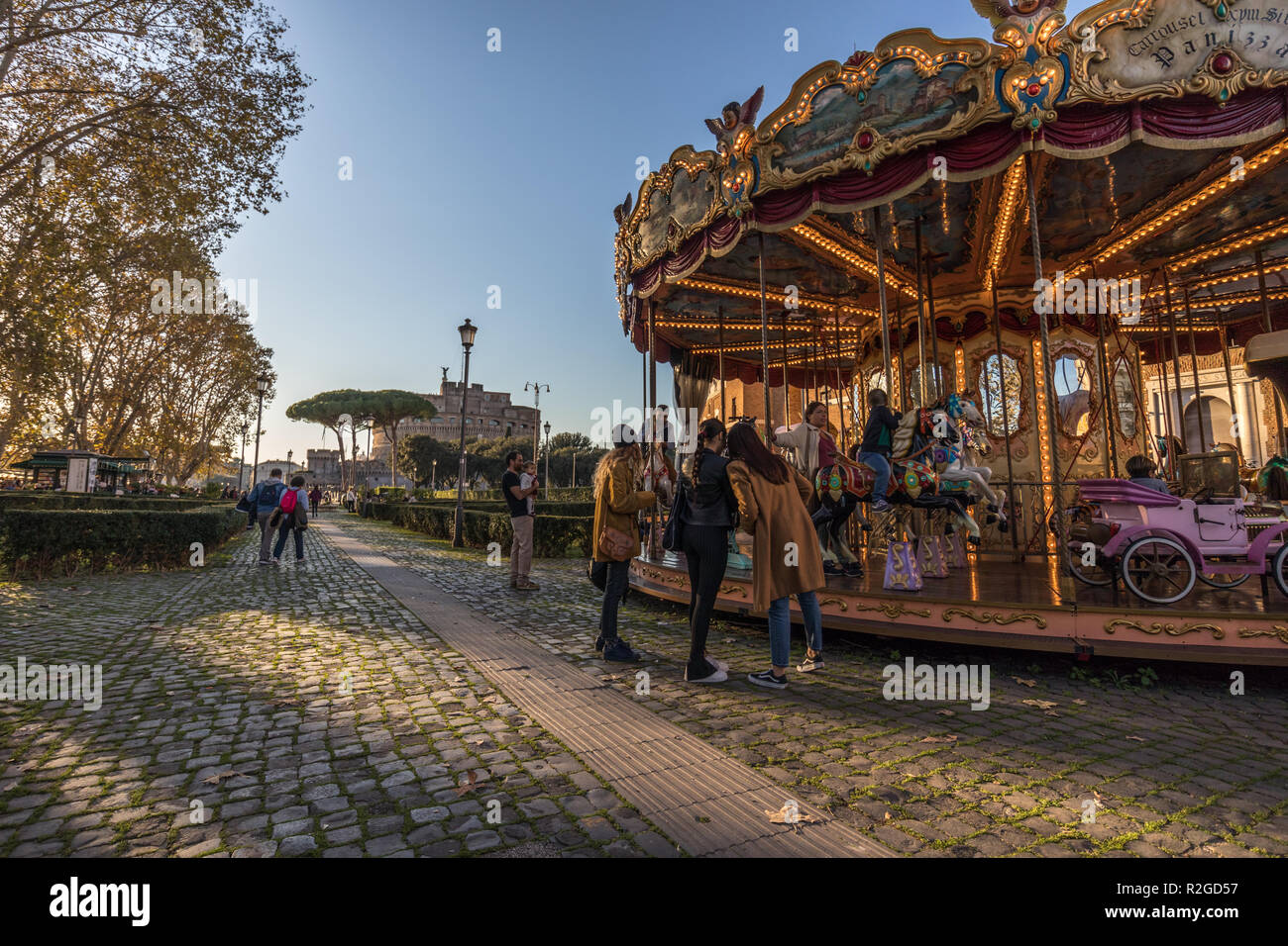 11/09/2018 - Rom, Italien: Karussell in Rom mit Kindern und Touristen spielen vor dem Castel Sant'Angelo, im historischen Zentrum der Stadt. Menschen und Fa Stockfoto